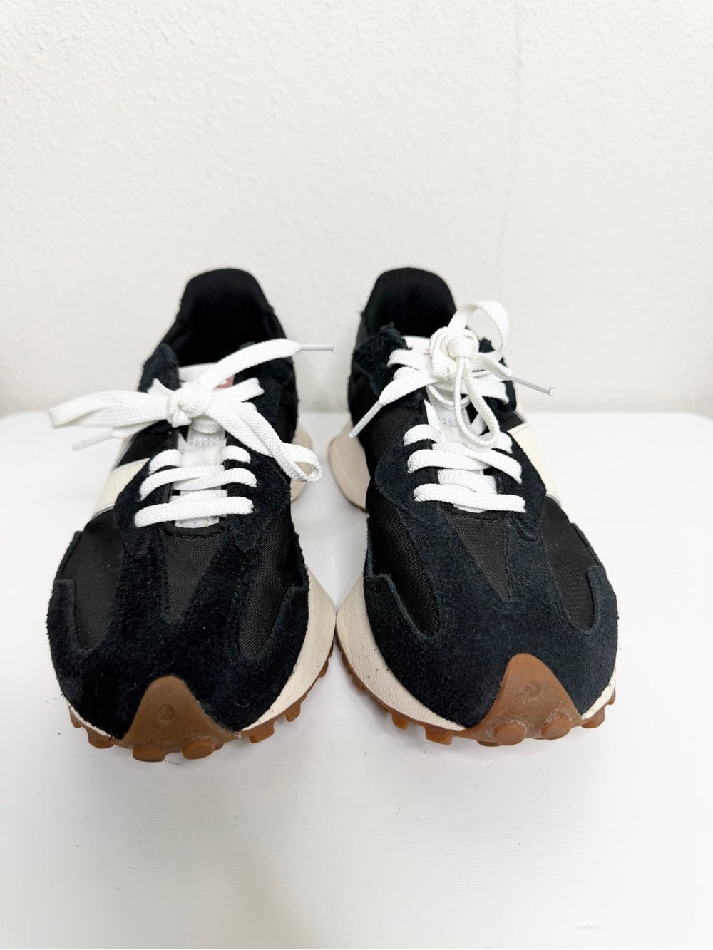 New Balance 327 Sneakers Women's Black & White Retro Runner Sneakers Size 7 - Picture 2 of 6